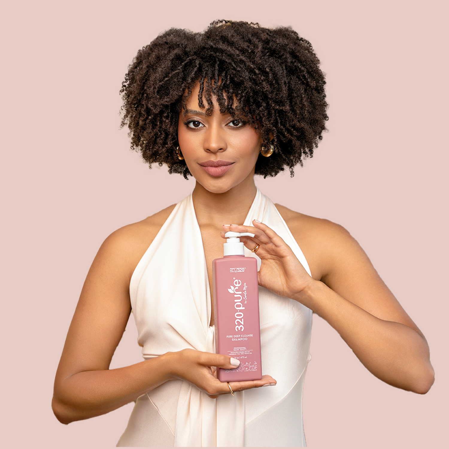 A women with natural curly hair promoting 320 Pure deep cleanse shampoo