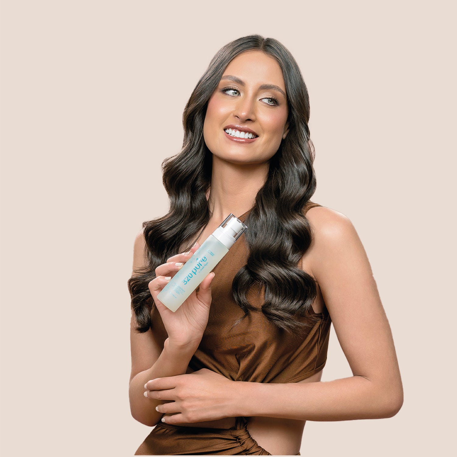 A women model holding 320 Pure luminescene oil from REV-320