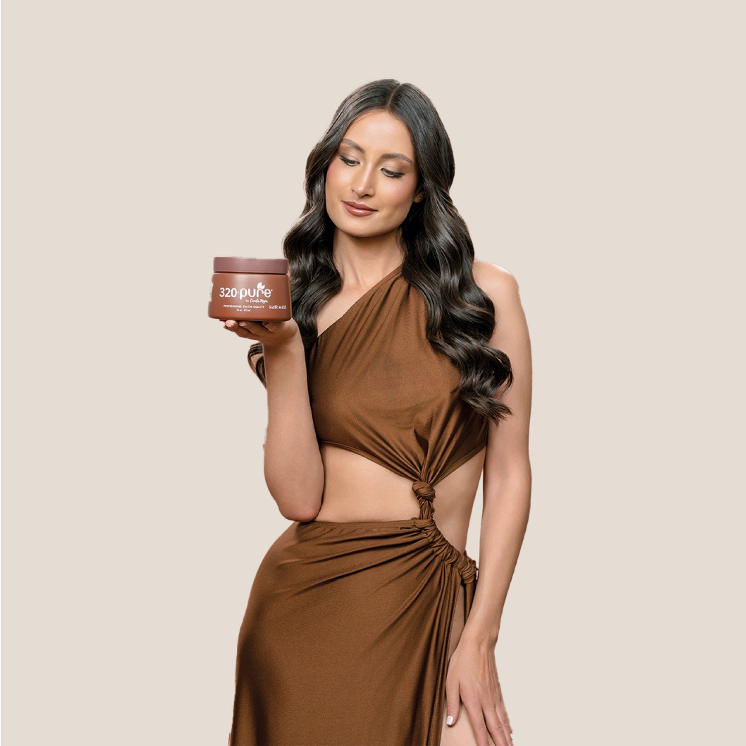 A women holding 320 Pure hair mask for repair and healthy hair