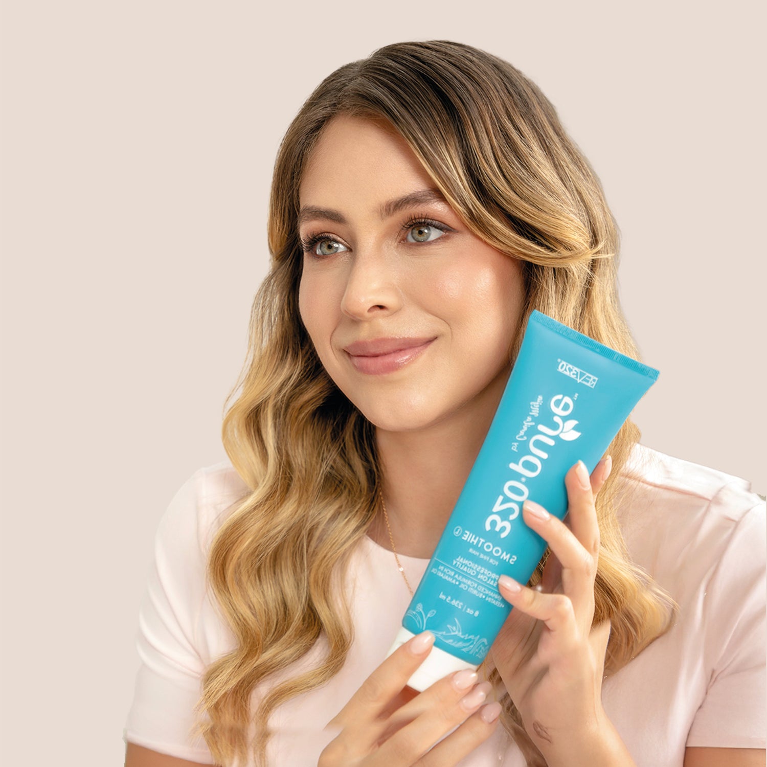 A women holding 320 Pure leave in conditioner for fine hair