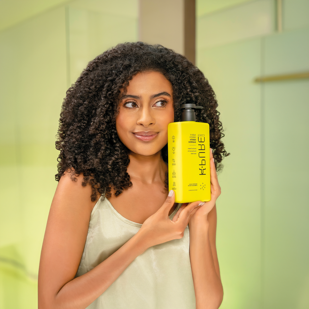A women holding Kpure sleek n&