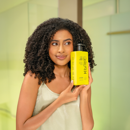 A women holding Kpure sleek n&